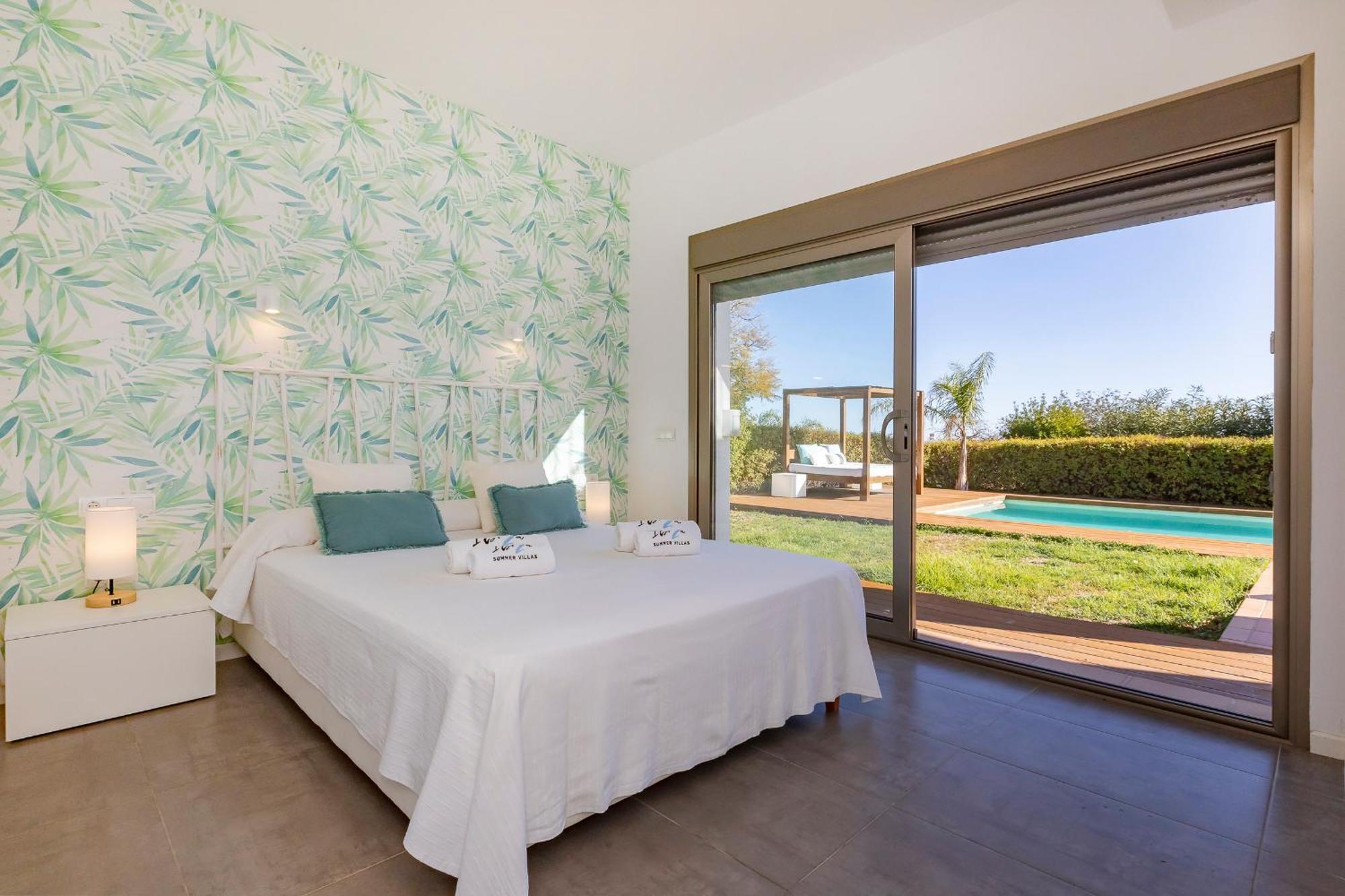 Villa In Sleeps 10 To 12 Guests
