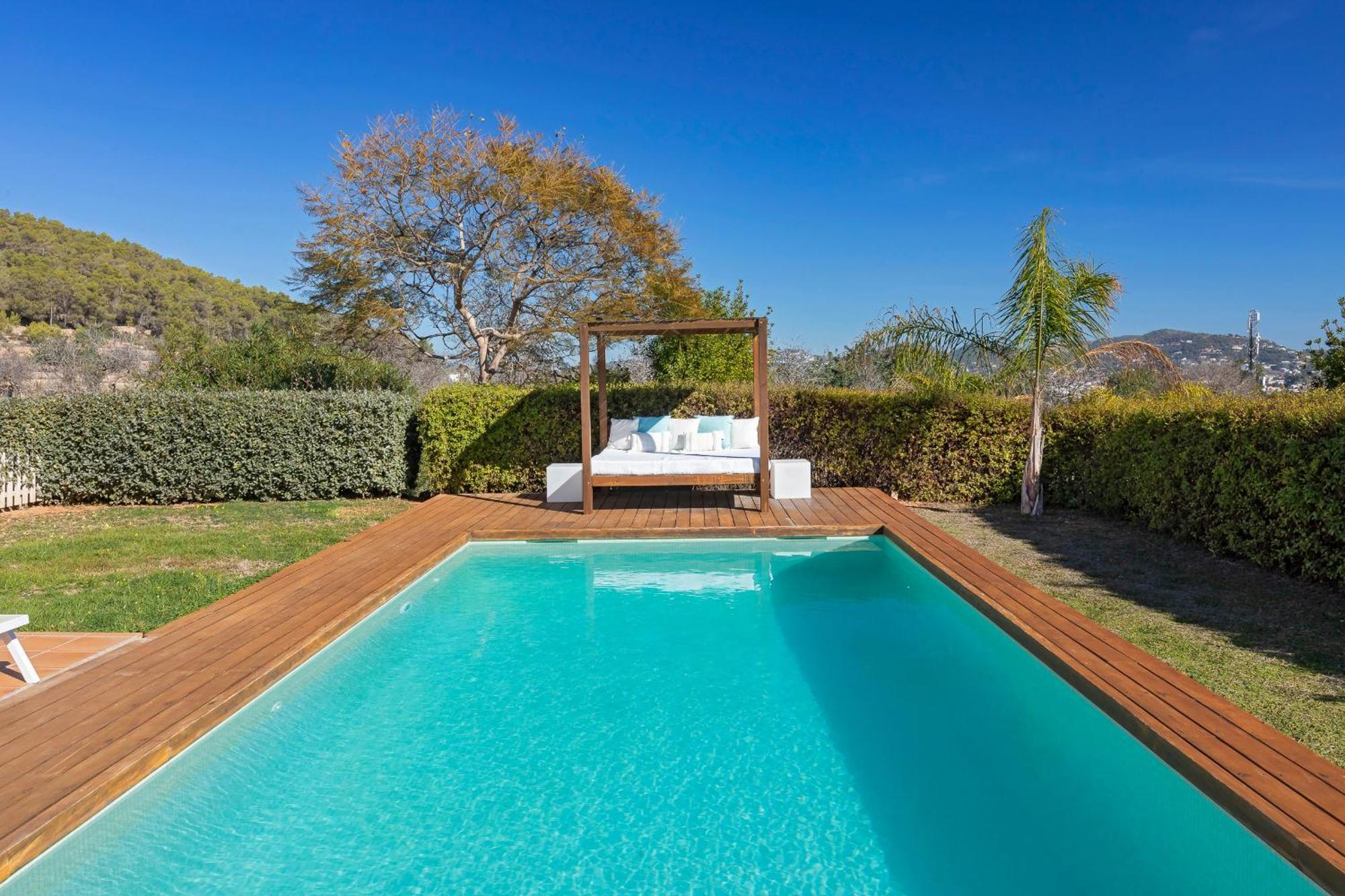 In Sleeps 10 To 12 Guests *